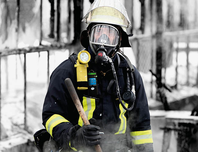 Gasmessgerät G999 bei Nachbereitung nach Einsatz Feuerwehrmann mit G999 Gaswarngerät bei Aufräumarbeiten nach Brandeinsatz